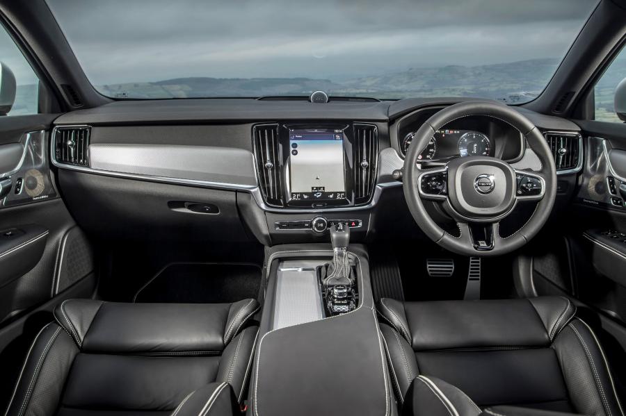 Торпедо Volvo S90 D5 R-Design 2017 года  (UK) (фото 22 из 30)